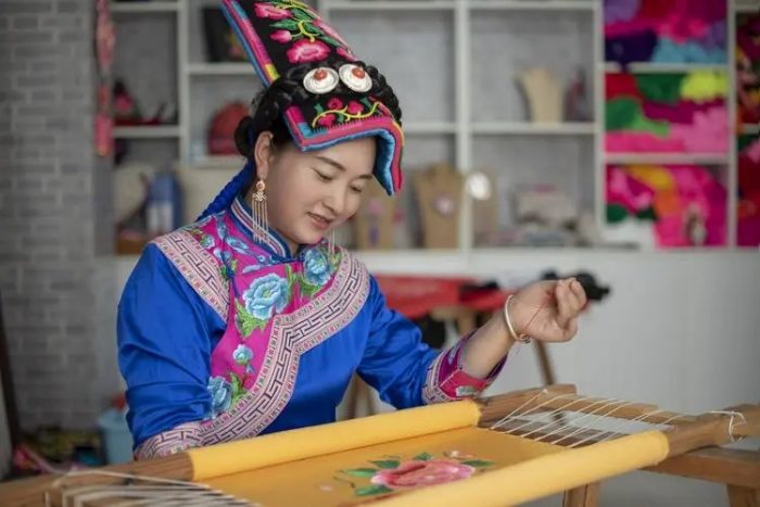 Chinese Ethnic Qiang, the only ethnic group recorded by oracle bones, now is writing a new chapter