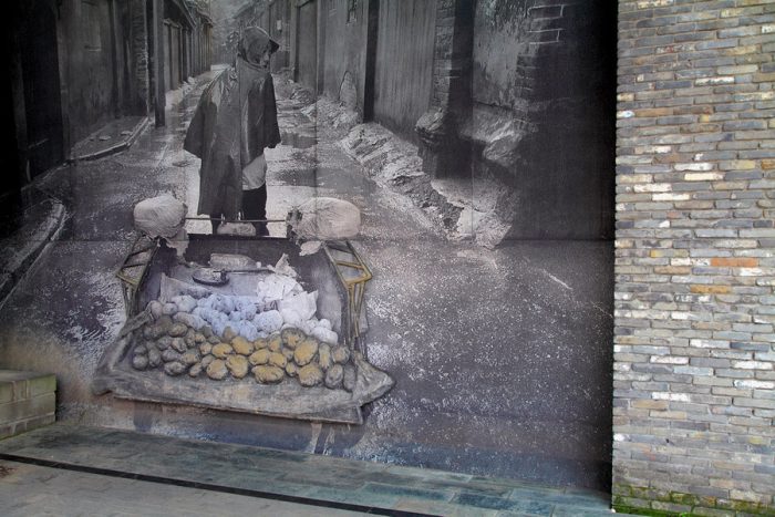 How to find stories and interests in Kuanzhai Alley of Chengdu City? 