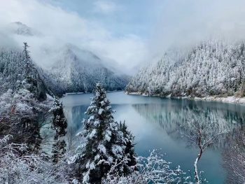 You can't miss view of Jiuzhaigou in your life, for there's no fairytale land other than it