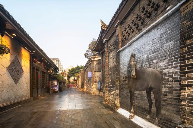 How to find stories and interests in Kuanzhai Alley of Chengdu City?