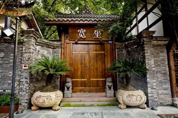 How to find stories and interests in Kuanzhai Alley of Chengdu City? 