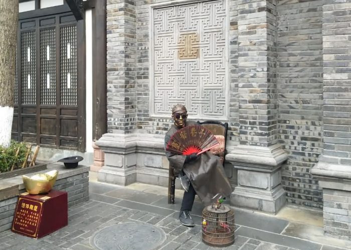 How to find stories and interests in Kuanzhai Alley of Chengdu City? 
