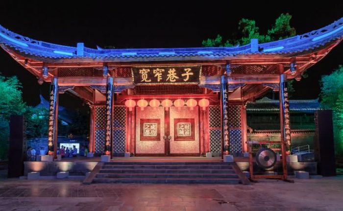 How to find stories and interests in Kuanzhai Alley of Chengdu City?