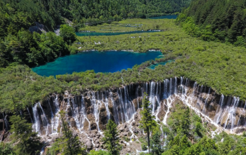 You can't miss view of Jiuzhaigou in your life, for there's no fairytale land other than it