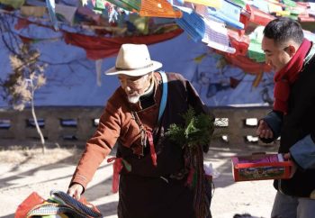 A Vacation in Tibetan Ancient Stone Village and Their Nature & Culture