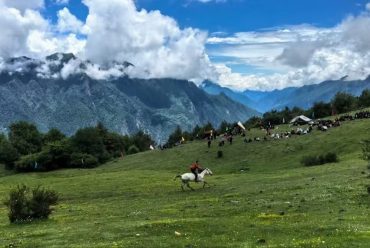 A Vacation in Tibetan Ancient Stone Village and Their Nature & Culture