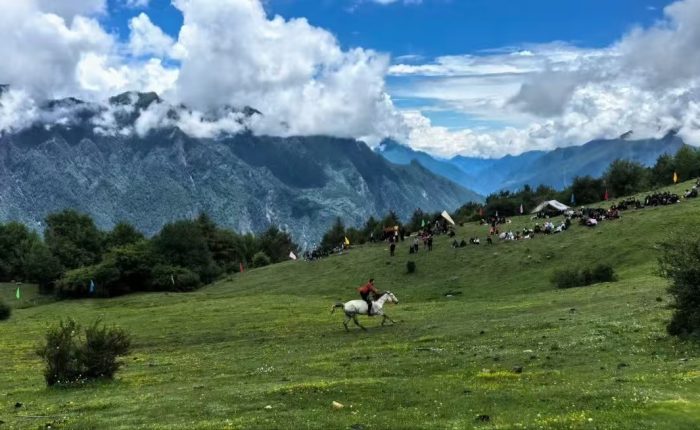 A Vacation in Tibetan Ancient Stone Village and Their Nature & Culture